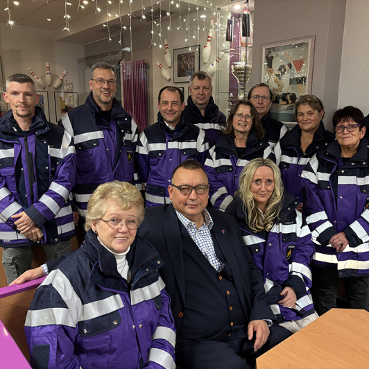 eine große Gruppe Menschen schaut in die Kamera