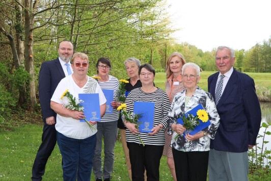 vorn v.l.n.r. Dagmar Schlickeisen; Petra Bassinger; Monika Zempel; hinten v.l.n.r Stefan Wichary Sozialdezernent Dahme-Spreewald; Sabine Liedtke; Hannelore Höllenberger; Susanne Rieckhof, stellv. Landrätin Dahme-Spreewald; Wolfgang Grunert, Kreisseniorenbeauftragter Dahme-Spreewald