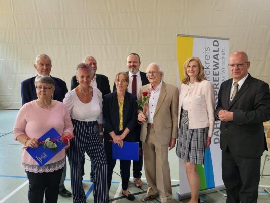 v.l.n.r. Edeltraud Pätzel - in Vertretung für Christel Schönwälder (Stadt Lübben); Ursula Mehwald (Stadt Mittenwalde); Dr. Sigrid Henße (Gemeinde Eichwalde); Horst Fink (Stadt Königs Wusterhausen); Beigeordnete und Dezernentin für kommunale Angelegenheiten, inneren Dienstbetrieb, Schulverwaltung und Bau, Susanne Rieckhof; Landrat Stephan Loge; hintere Reihe v.l.n.r.: Vorsitzender des Kreisseniorenbeirates, Wolfgang Grunert; Amtsdirektor des Amtes Schenkenländchen, Oliver Theel; Beigeordneten und Dezernenten für Soziales, Jugend, Gesundheit und Kultur, Stefan Wichary