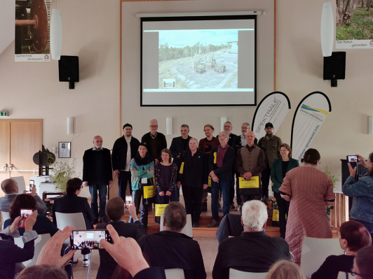 Zu sehen ist das Gruppenbild aller Künstler der SPEKTRALE 12.