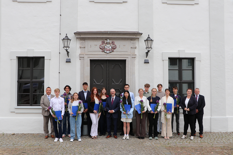 Sven Herzberger, Olaf Schulze und Stefan Klein wünschen den Absolventinnen und Absolventen viel Glück und Erfolg für ihren neuen Lebensabschnitt. Sven Herzberger, Olaf Schulze und Stefan Klein wünschen den Absolventinnen und Absolventen viel Glück und Erfolg für ihren neuen Lebensabschnitt.