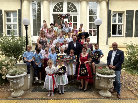 Landrat Sven Herzberger mit einer Gruppe Schülerinnen und Schüler