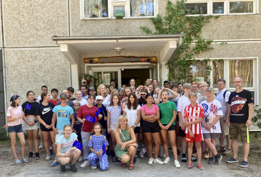 Zu sehen ist das Gruppenfoto während der XXI. Internationalen Jugendbegegnung im KIEZ Frauensee.