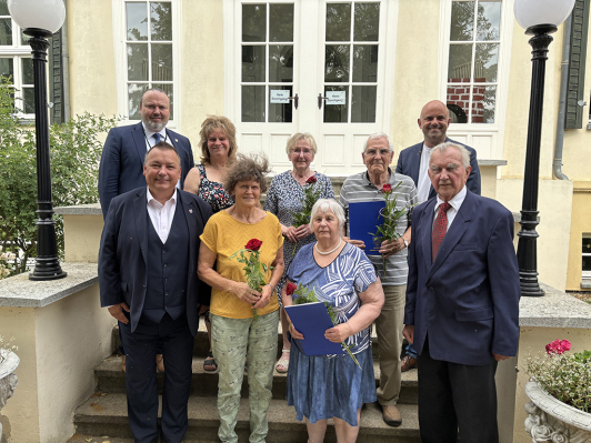 Zu sehen sind die geehrten Seniorinnen und Senioren beim Festakt zur 31. Brandenburgischen Seniorenwoche.