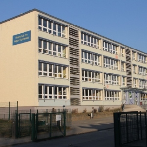 Das Gymnasium in Schönefeld in der Außenansicht. 