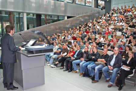 gefüllter Hörsaal der Technischen Hochschule in Wildau