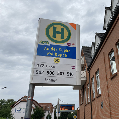 Bushaltestellenschilder in deutsch und niedersorbisch