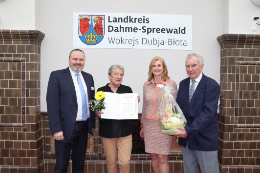 v.l.n.r. Stefan Wichary, Sozialdezernent im Landkreis Dahme-Spreewald; Hannelore Höllenberger; Susanne Rieckhof, stellv. Landrätin des Landkreises Dahme-Spreewald; Wolfgang Grunert, Kreisseniorenbeauftragter Dahme-Spreewald v.l.n.r. Stefan Wichary, Sozialdezernent im Landkreis Dahme-Spreewald; Hannelore Höllenberger; Susanne Rieckhof, stellv. Landrätin des Landkreises Dahme-Spreewald; Wolfgang Grunert, Kreisseniorenbeauftragter Dahme-Spreewald