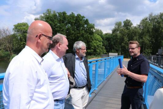 v.l.n.r. Landrat des Landkreises Dahme-Spreewald Stephan Loge; Abteilungsleiter Naturschutz des Ministeriums für Landwirtschaft, Umwelt und Klimaschutz des Landes Brandenburg, Dr. Frank Reichel; Minister für Landwirtschaft, Umwelt und Klimaschutz des Landes Brandenburg, Axel Vogel; stellv. Geschäftsführer des Wasser- und Bodenverband "Nördlicher Spreewald" Sven Gerhardt v.l.n.r. Landrat des Landkreises Dahme-Spreewald Stephan Loge; Abteilungsleiter Naturschutz des Ministeriums für Landwirtschaft, Umwelt und Klimaschutz des Landes Brandenburg, Dr. Frank Reichel; Minister für Landwirtschaft, Umwelt und Klimaschutz des Landes Brandenburg, Axel Vogel; stellv. Geschäftsführer des Wasser- und Bodenverband "Nördlicher Spreewald" Sven Gerhardt