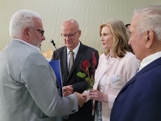 Herr Luplow nimmt den Dank an Käthe Kopka entgegen