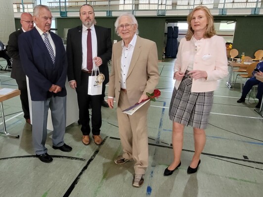 v.l.n.r.: Vorsitzender des Kreisseniorenbeirates, Wolfgang Grunert; Beigeordneter und Dezernenten für Soziales, Jugend, Gesundheit und Kultur, Stefan Wichary; Horst Fink; Beigeordnete und Dezernentin für kommunale Angelegenheiten, inneren Dienstbetrieb, Schulverwaltung und Bau, Susanne Rieckhof
