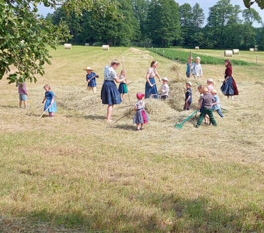Kinder bei der Heuernte im Spreewald Kinder bei der Heuernte im Spreewald