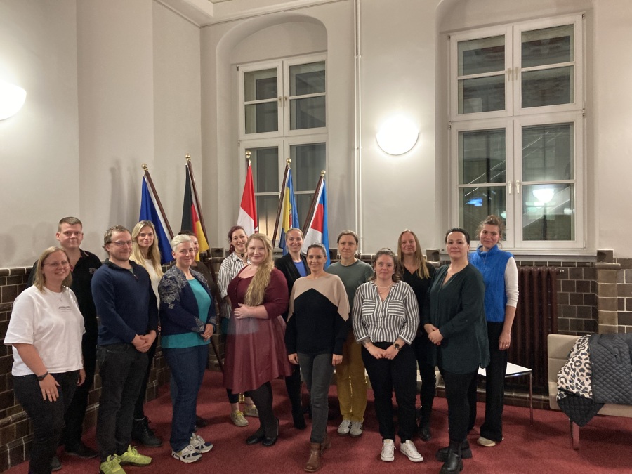Wahl zum Kreiskitaelternbeirat 2025 Eine Personengruppe steht im Foyer des Kreistagssaales