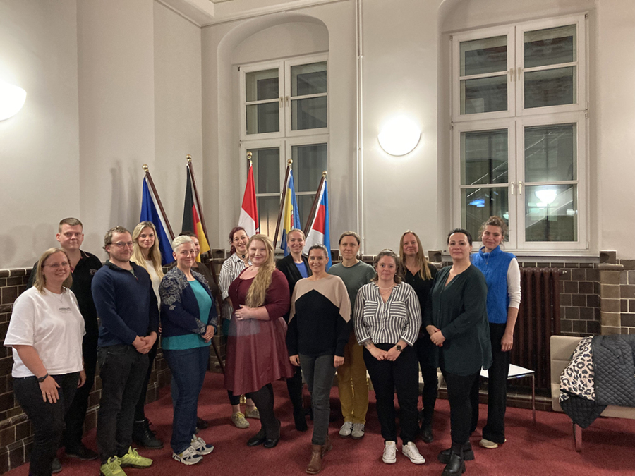 Eine Personengruppe steht im Foyer des Kreistagssaales