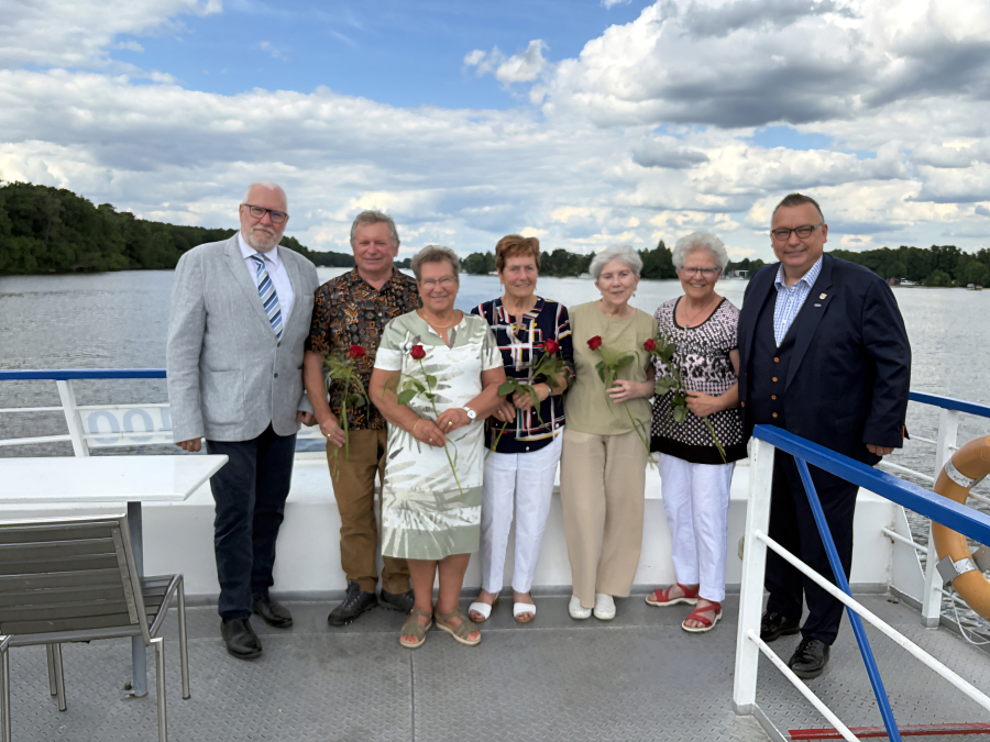 Im Rahmen der Festveranstaltung wurden zudem engagierte Bürgerinnen und Bürger traditionell mit „Einer Rose für…“ geehrt. v.l.n.r. Wolfgang Luplow (stellv. Vorsitzender des Kreisseniorenbeirates Dahme-Spreewald), Manfred Zehn (Seniorenbeirat Stadt Golßen), Marlis Martin (Gemeinde Heideblick Ortsteil Wüstermarke), Lieselotte Niepraschk (Seniorenbeirat Stadt Luckau), Galina Zaretskaya (Stadt Königs Wusterhausen), Karin Görsch (Amt Lieberose/Oberspreewald), Sven Herzberger (Landrat im Landkreis Dahme-Spreewald)