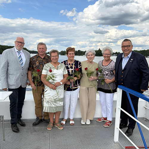 Im Rahmen der Festveranstaltung wurden zudem engagierte Bürgerinnen und Bürger traditionell mit „Einer Rose für…“ geehrt. v.l.n.r. Wolfgang Luplow (stellv. Vorsitzender des Kreisseniorenbeirates Dahme-Spreewald), Manfred Zehn (Seniorenbeirat Stadt Golßen), Marlis Martin (Gemeinde Heideblick Ortsteil Wüstermarke), Lieselotte Niepraschk (Seniorenbeirat Stadt Luckau), Galina Zaretskaya (Stadt Königs Wusterhausen), Karin Görsch (Amt Lieberose/Oberspreewald), Sven Herzberger (Landrat im Landkreis Dahme-Spreewald)