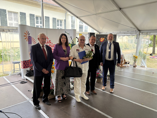Zu sehen ist der geehrte Jens-Uwe Miethling aus der Stadt Königs Wusterhausen.