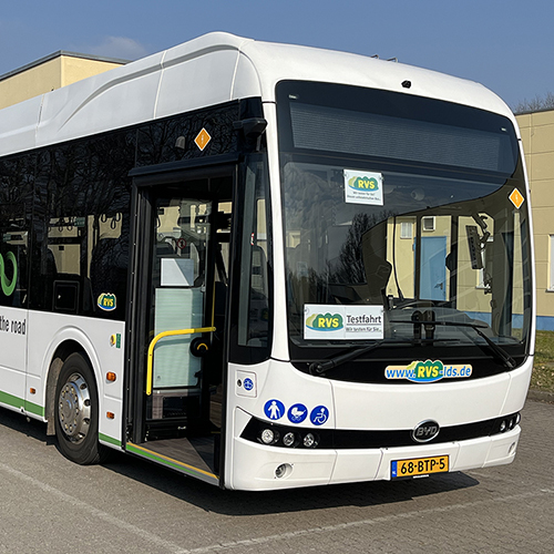 Zu sehen sind die ersten Fahrgäste bei der Probefahrt des Elektrobusses.
