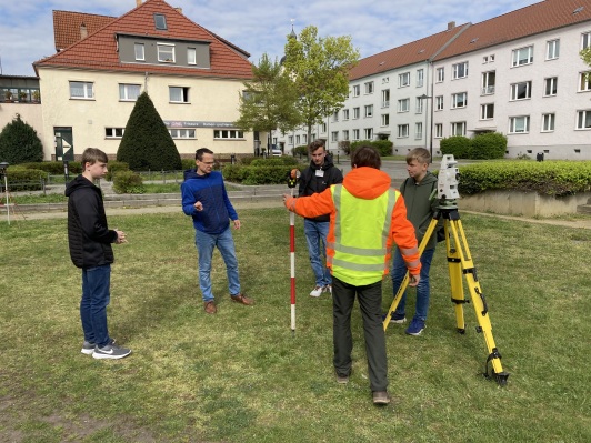 Mitarbeiter des Kataster- und Vermessungsamtes erklären wie eine Vermessung durchgeführt wird