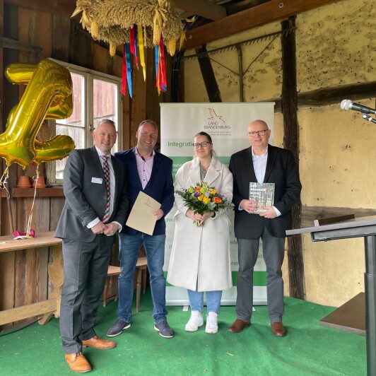 v.l.n.r. Stefan Klein, Dezernent für Wirtschaft, Finanzen, Sicherheit und Recht im Landkreis Dahme-Spreewald; Carsten Peters, Ortsvorsteher Walddrehna; S. Dytynnik, ukrainische Mitbürgerin; Frank Deutschmann, Bürgermeister der Gemeinde Heidblick