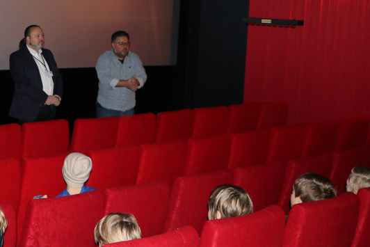 JugendFilmTag 2022 Sachgebietsleiter Mhaisen und Gesundheitsdezernent Stefan Wichary im Lübbener Kino JugendFilmTag 2022 Sachgebietsleiter Mhaisen und Gesundheitsdezernent Stefan Wichary im Lübbener Kino
