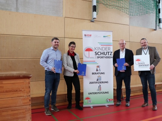 Sportjugendkoordinator des Kreissportbundes Michael Werner, Vorsitzende des Kreissportbundes Beate Burgschweiger, Sport- und Jugenddezernenten des Landkreises Stefan Wichary und Landrat Stephan Loge möchten gemeinsam klare Strukturen für Vereine schaffen und den Kinderschutz in den Fokus der täglichen Arbeit stellen.