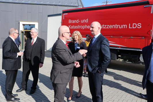 Ministerpräsident Dr. Dietmar Woidke (rechts im Bild) im Gespräch mit Landrat Stephan Loge (links im Bild)