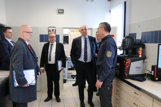 Edmund Krüger Leiter des Brand- und Katastrophenschutzzentrum in Luckau erläutert Ministerpräsident des Landes Brandenburg Dr. Dietmar Woidke, Innenminister Michael Stübgen und Landrat des Landkreises Dahme-Spreewald Stephan Loge die Funktionenweise des Zentrums
