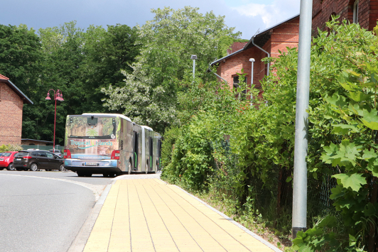 Sie sehen ein Bild der Eröffnung des neugestalteten westlichen Bahnhofsumfeldes in Brand.
