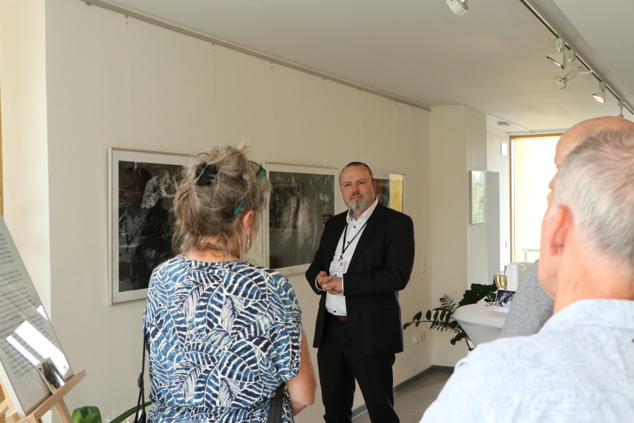 Dahme-Spreewalds Kulturdezernent Stefan Wichary eröffnet die Fotoausstellung "Vielfalt im Überfluss"