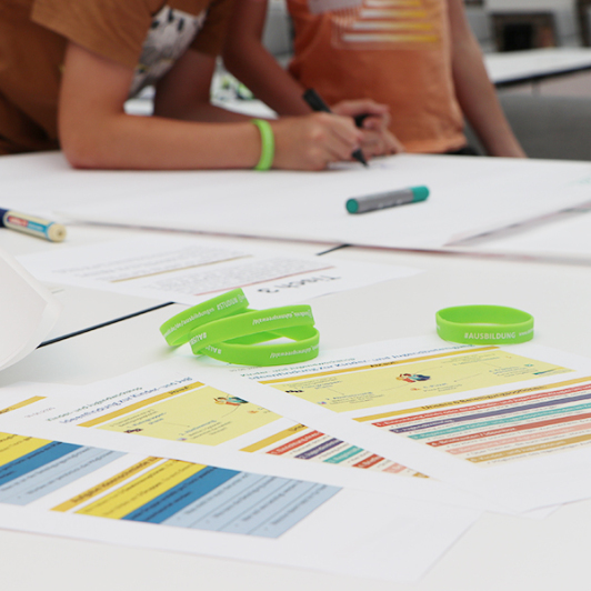 Zu sehen sind Kinder- und Jugendliche beim Ideenworkshop zur Kinder- und Jugendbeteiligung.