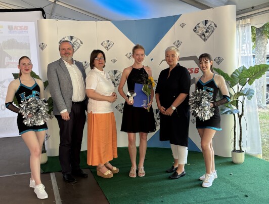 Sportlerehrung 2025 Kategorie Sportlerin U18 v.l.n.r. Stefan Wichary, Ida Lorenz, Michaela Wiezorek