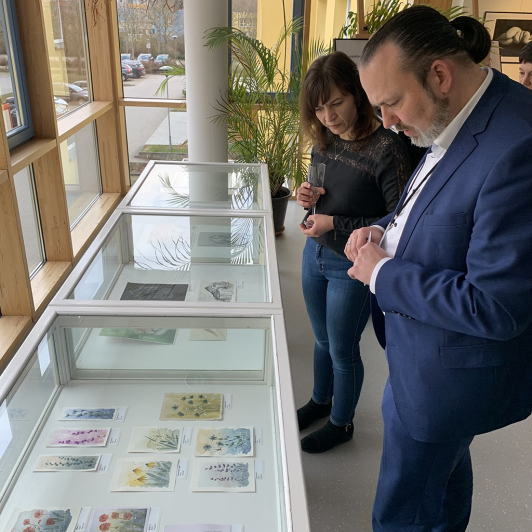 Zu sehen sind die Künstlerin Anika Werner und Kulturdezernent Stefan Wichary in der Ausstellung.