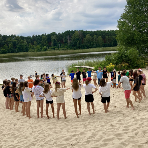 Zu sehen sind die TeilnehmerInnen beim Integrationsspiel während der XXI. Internationalen Jugendbegegnung im KIEZ Frauensee.