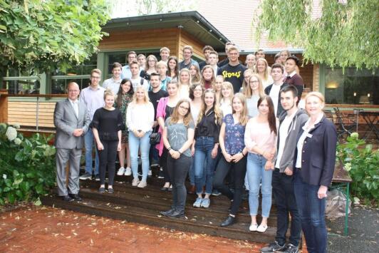 Herr Loge mit den jahrgangsbesten AbiturientInnen des Jahres 2018 auf der Schlossinsel in Lübben