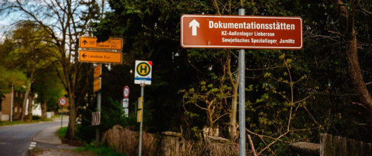 Wegweiser in Jamlitz zur Dokumentattionsstätte