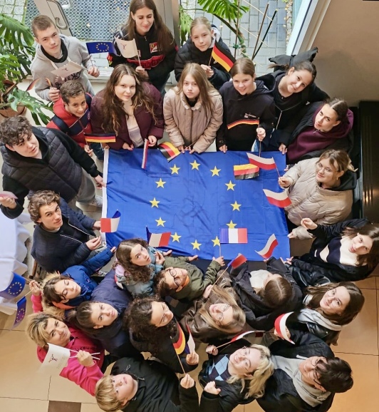 Jugendliche halten die Europäische Flagge