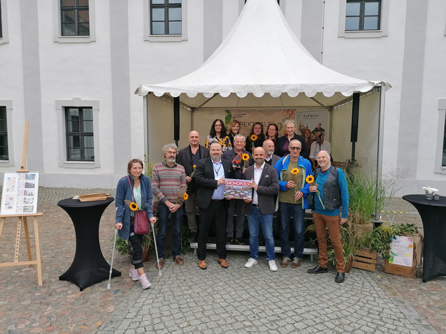 Das Foto zeigt die Künstler der Spektrale mit Stefan Wichary.