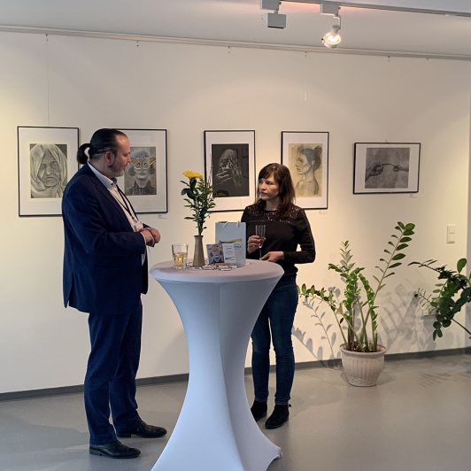 Zu sehen sind Kulturdezernent Stefan Wichary und Anika Werner beim Künstleringespräch.