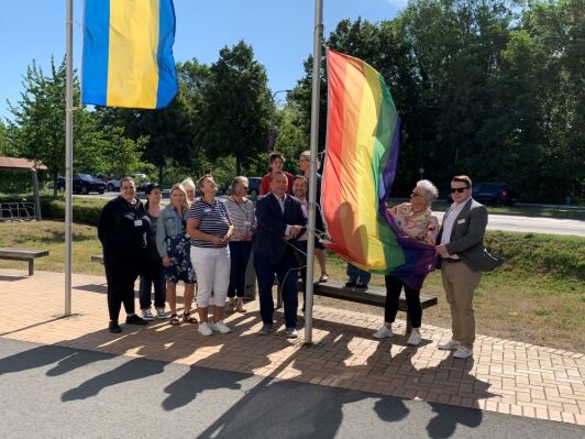 Gruppenbild Links neben der Fahne: Landrat Sven Herzberger, rechts neben der Fahne KW Bürgermeisterin Michaela Wiezorek und Dezernent Herr Thielecke