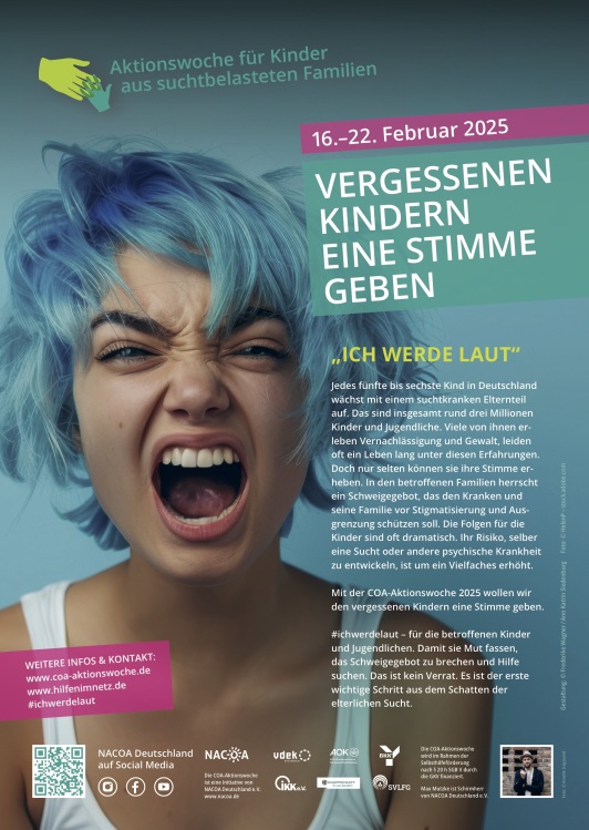 schreiende junge Frau auf blauem Hintergund