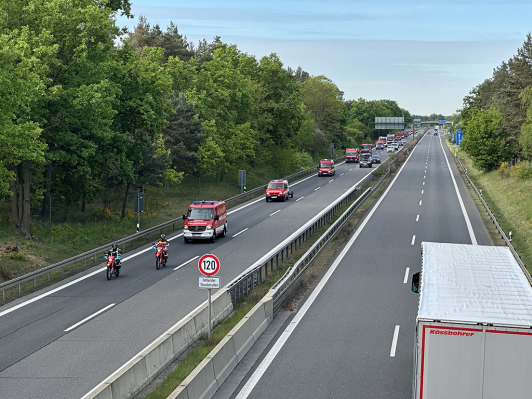 Zu sehen ist die Brandschutzeinheit Oberspreewald-Lausitz auf der Anfahrt zum Bereitstellungsraum.