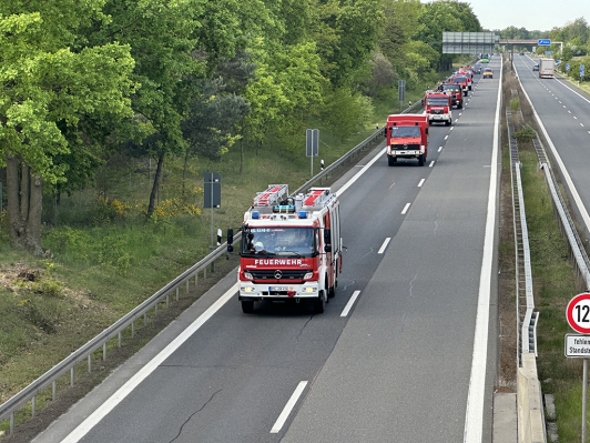 Zu sehen ist die Brandschutzeinheit Oberspreewald-Lausitz auf der A13 in Richtung Bereitstellungsraum.