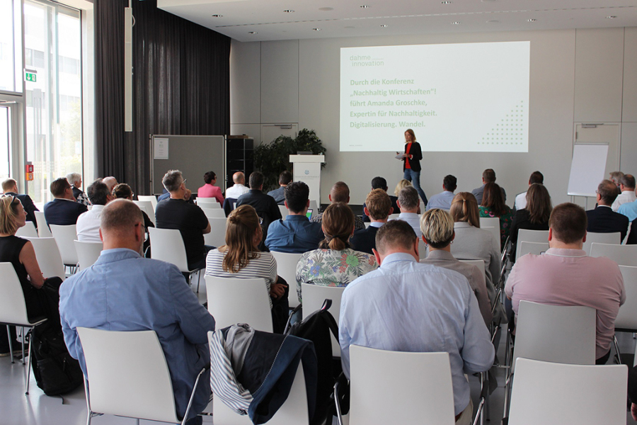 Das Technologie- und Wissenschaftsnetzwerk „dahme_innovation“ hatte erstmals zur Konferenz „Nachhaltig Wirtschaften“ eingeladen, um Unternehmensvertreterinnen und -vertretern eine Plattform zu bieten, auf der sie ihre Erfahrungen teilen, neue Geschäftsmodellekennenlernen und Best Practices präsentieren können. Das Technologie- und Wissenschaftsnetzwerk „dahme_innovation“ hatte erstmals zur Konferenz „Nachhaltig Wirtschaften“ eingeladen, um Unternehmensvertreterinnen und -vertretern eine Plattform zu bieten, auf der sie ihre Erfahrungen teilen, neue Geschäftsmodellekennenlernen und Best Practices präsentieren können.