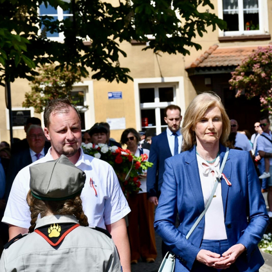 Zu sehen ist Susanne Rieckhof (Mitte), 1. Beigeordnete im LDS, bei der Kranzniederlegung zum Verfassungstag in Wolsztyn 2024.