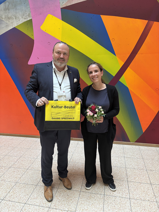 Kulturdezernent Stefan Wichary und Künstlerin Claudia Walde als Siegerin des Wettbewerbs „Kunst am Bau“.