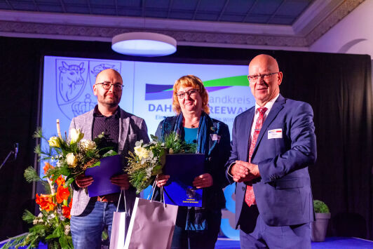 Geehrte Britta Herter, Thomas Mietk mit Landrat Stephan Loge Geehrte Britta Herter, Thomas Mietk mit Landrat Stephan Loge