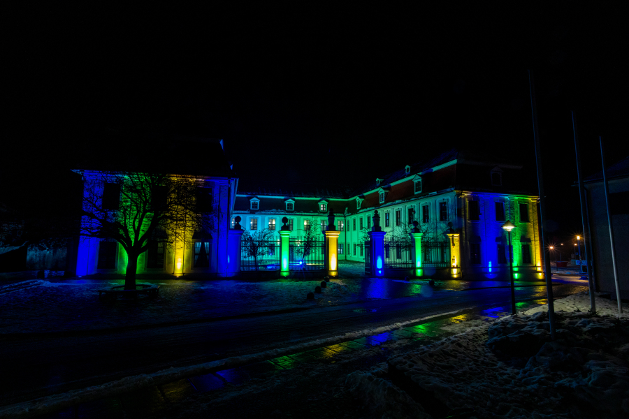 LDS 30 Jahre Lichtspektakel Außenbeleuchtung des Landratsamtes in den Farben blau, grün, gelb