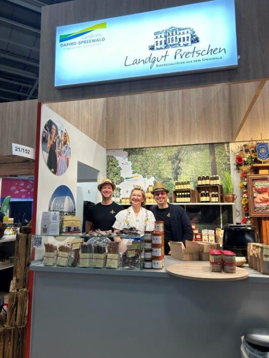 Landgut Pretschen: v.l.n.r. Robert Rau (Spreewitz Gin), Mareike Kaina (Landgut Pretschen) und Ronny Graßmann (Spreewitz Gin)