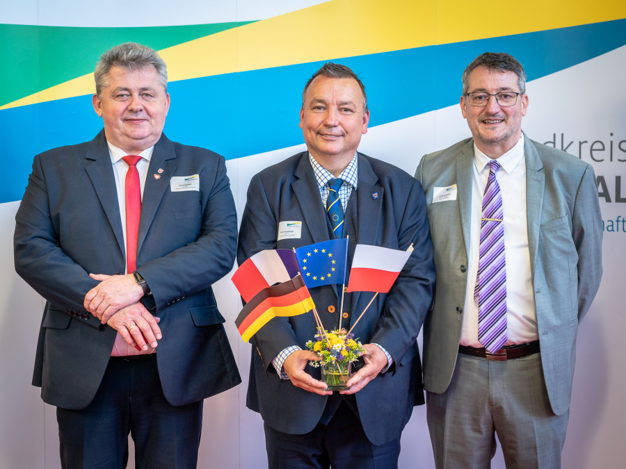 Landrat Jacek Skrobisz (l.), Landrat Sven Herzberger (m.), Bürgermeister Cyrille Bernardin (r.) Landrat Jacek Skrobisz (l.), Landrat Sven Herzberger (m.), Bürgermeister Cyrille Bernardin (r.)